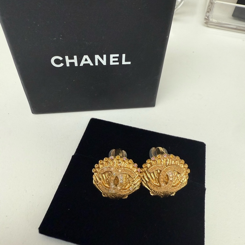 CHANEL Gold Seashell Earrings Clip-On - Picture 4 of 5